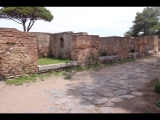 08136 ostia - regio v - semita dei cippi - edificio (v,iv,1) - westseite - vier laeden - 06-2024.jpg